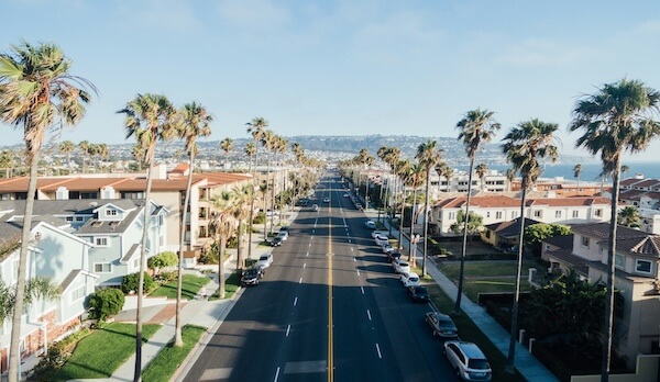 A neighborhood near Califronia rehab next to the beach on a sunny day.